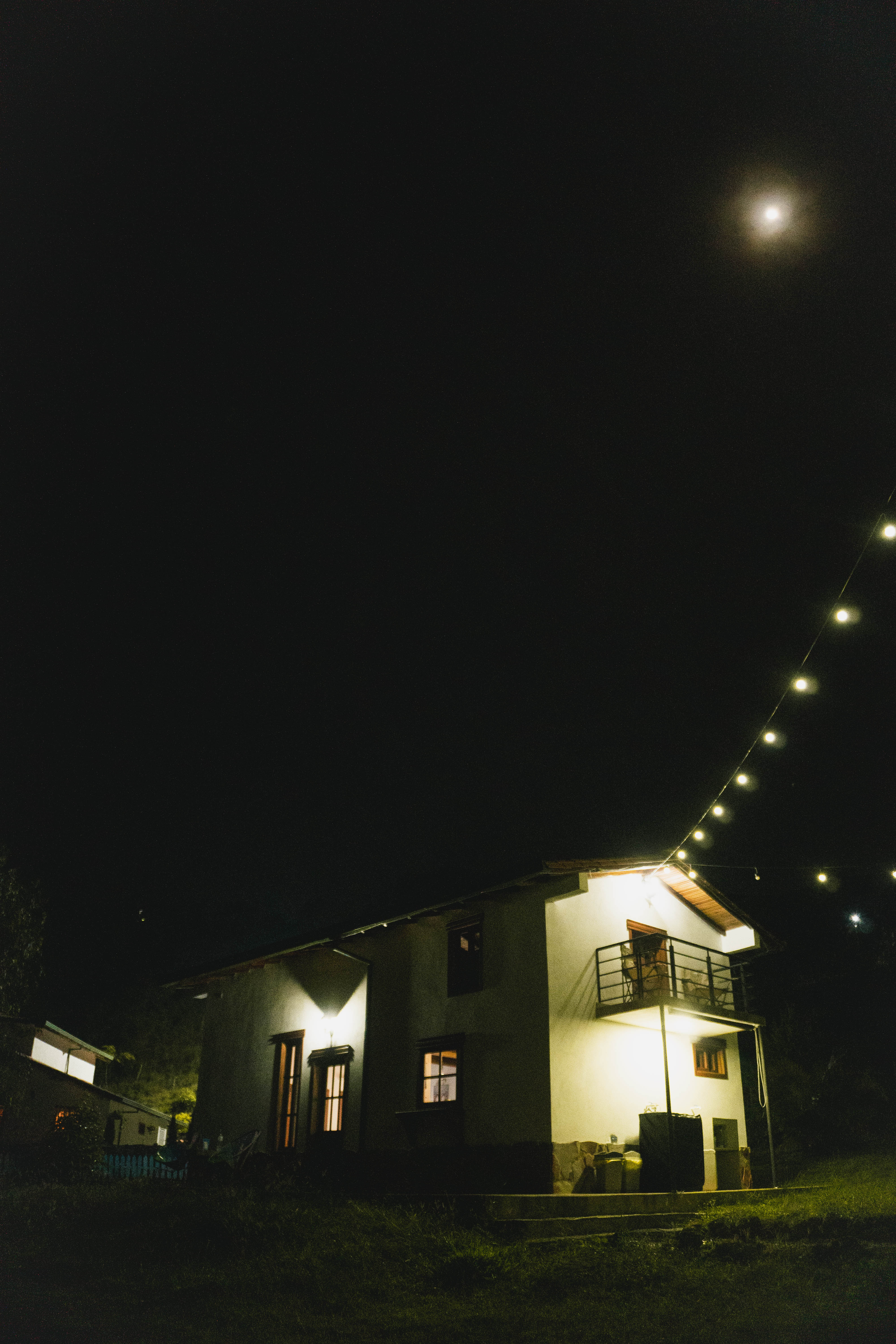 Vista de la cabaña en la noche